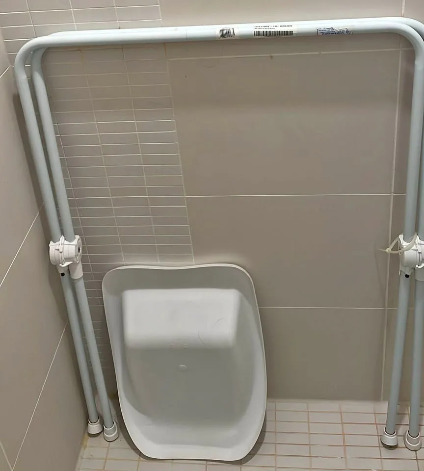 Baby bathtub support with newborn seat