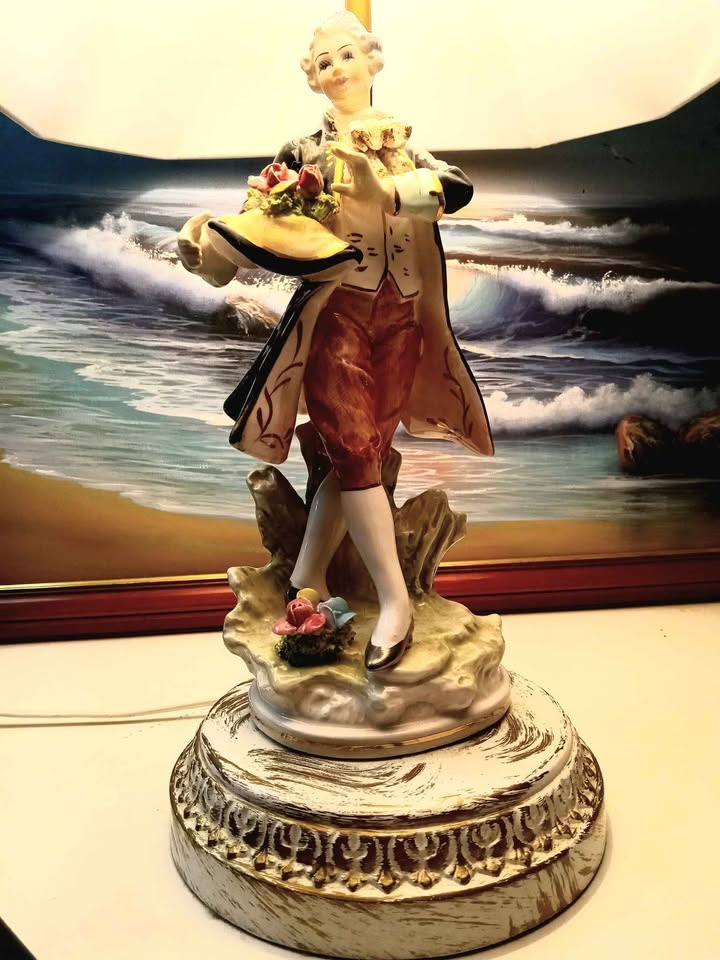 Antique Victorian table lamps with shades. Two figurines, statue - photo 2