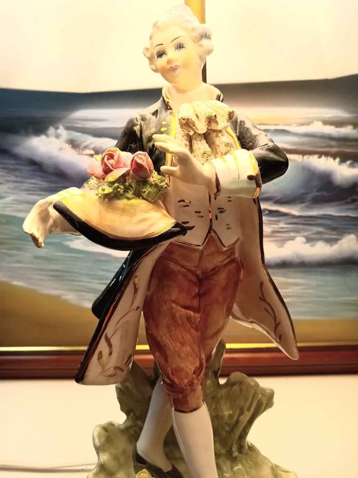 Antique Victorian table lamps with shades. Two figurines, statue - photo 3