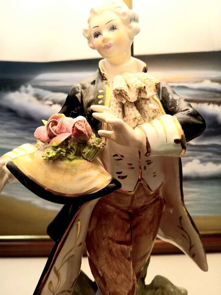 Antique Victorian table lamps with shades. Two figurines, statue - photo 4