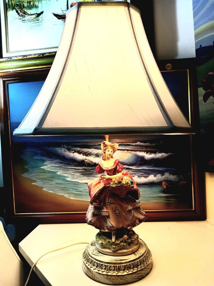 Antique Victorian table lamps with shades. Two figurines, statue - photo 5