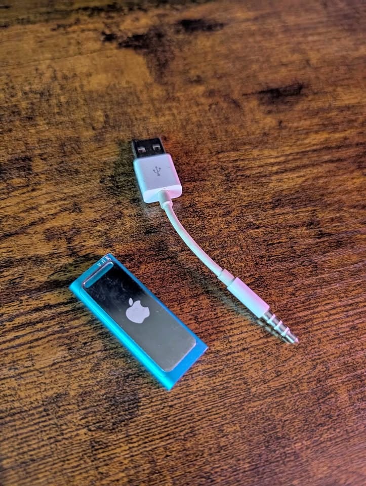 Apple iPod Shuffle 3rd Gen (Blue, Model A1271)