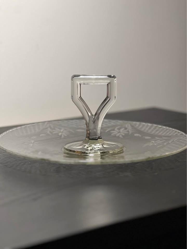 Vintage etched glass center handle tidbit snack sandwich tray - photo 2