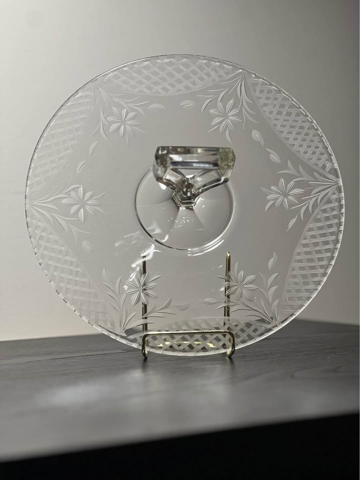 Vintage etched glass center handle tidbit snack sandwich tray - photo 3