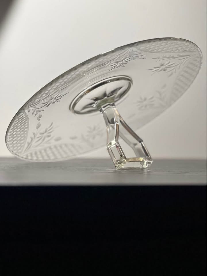 Vintage etched glass center handle tidbit snack sandwich tray - photo 4
