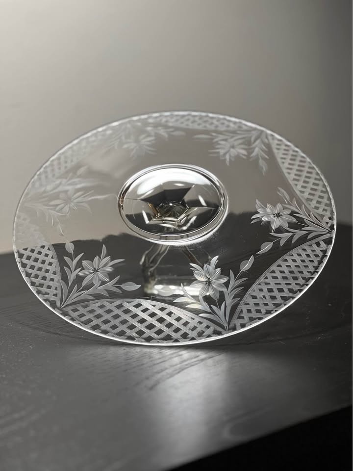 Vintage etched glass center handle tidbit snack sandwich tray - photo 5