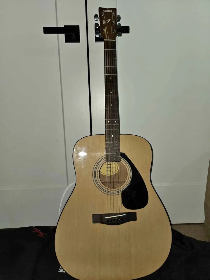 Yamaha F310P Acoustic Guitar Bundle – Like New (Bought in June)