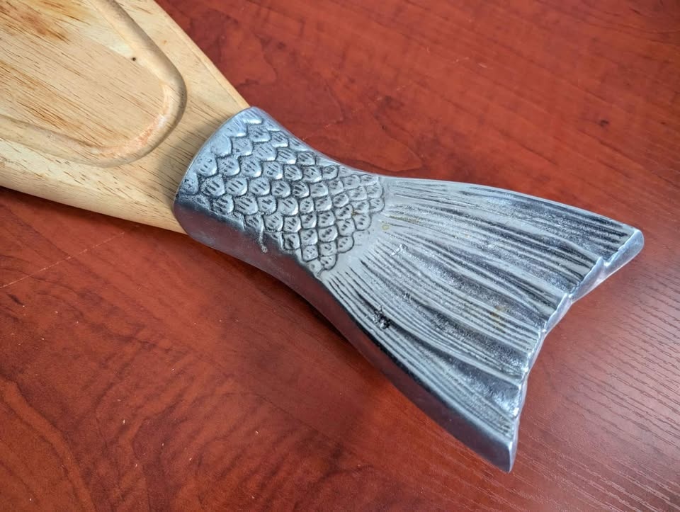 1970s Large Wood and Metal Fish Cutting Board and Server - photo 2