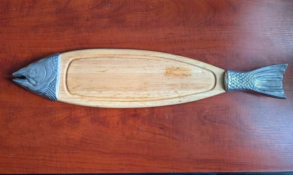 1970s Large Wood and Metal Fish Cutting Board and Server - photo 3