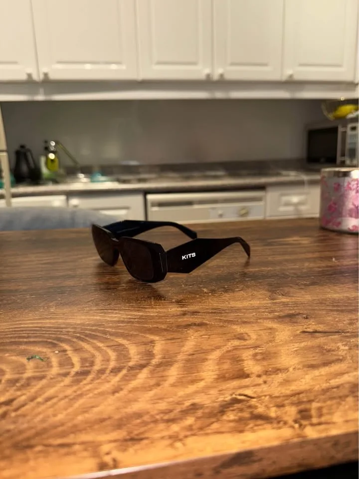 Kits black sunglasses image indicator(3)