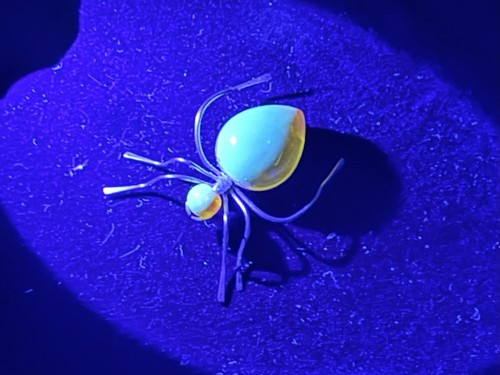 VINTAGE GOLD TONE GENUINE BALTIC AMBER SPIDER PIN