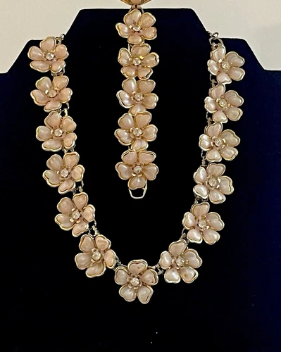 PINK Lucite, Rhinestones, Gold Tone Metal “Flower Power “ From T - photo 2