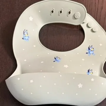 Bluey x Mushie Silicone Baby Bib - Bluey Sage