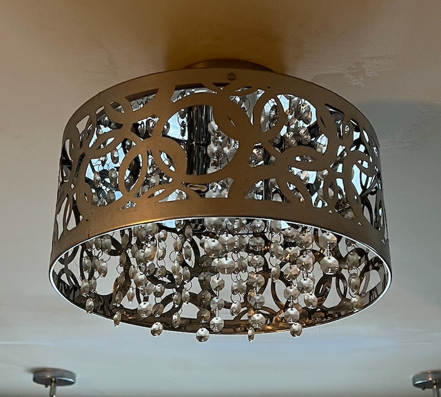 Ceiling light fixtures/chandeliers