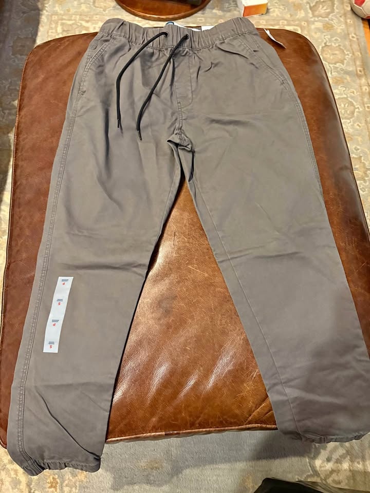 Old Navy joggers Size small. BNWT