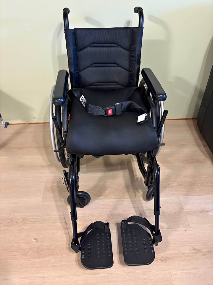 16” x 18” manual wheel chair