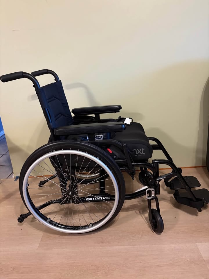 16” x 18” manual wheel chair - photo 2