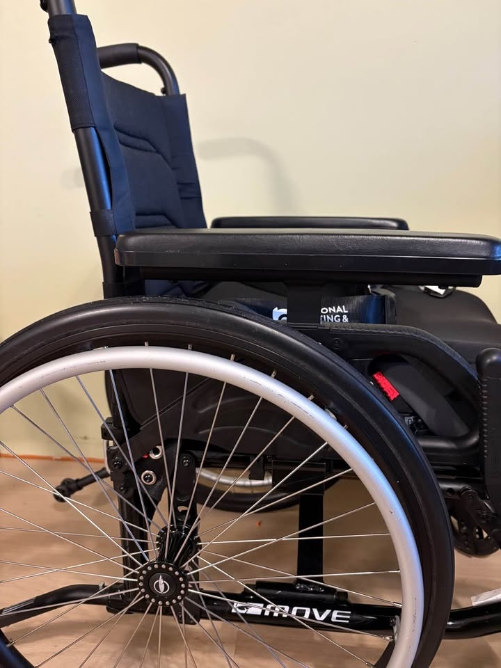16” x 18” manual wheel chair - photo 3