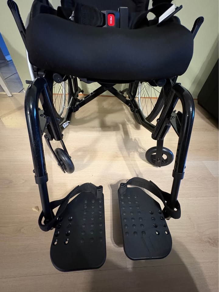 16” x 18” manual wheel chair - photo 4