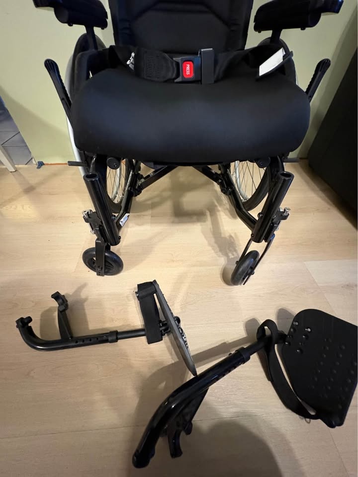 16” x 18” manual wheel chair - photo 5