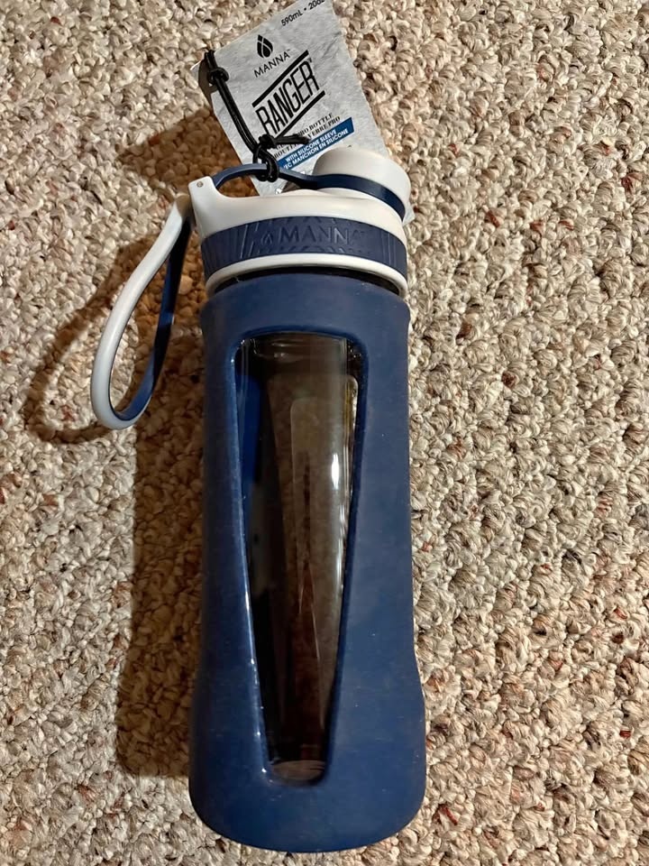 Glass glass water bottle. 590 ml BNWT