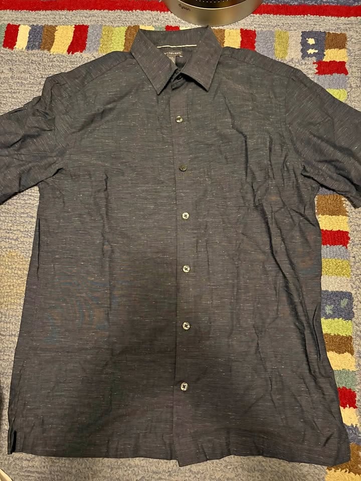 Men’s short sleeve collared shirt size small