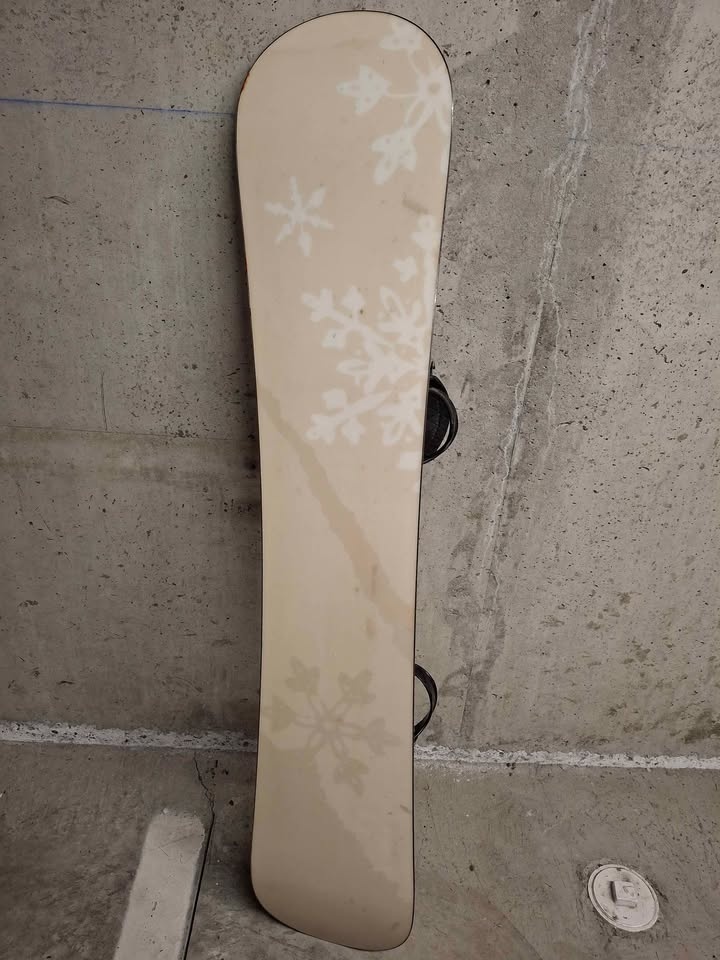 143cm Ripzone Snowboard and Bindings - photo 2