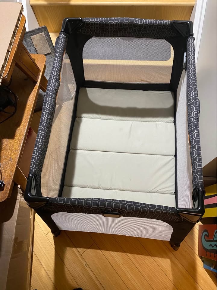Small Graco Pack n Play - photo 3