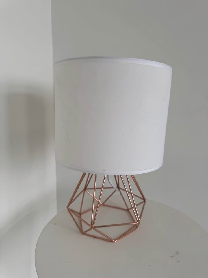 Side table and lamps - photo 3