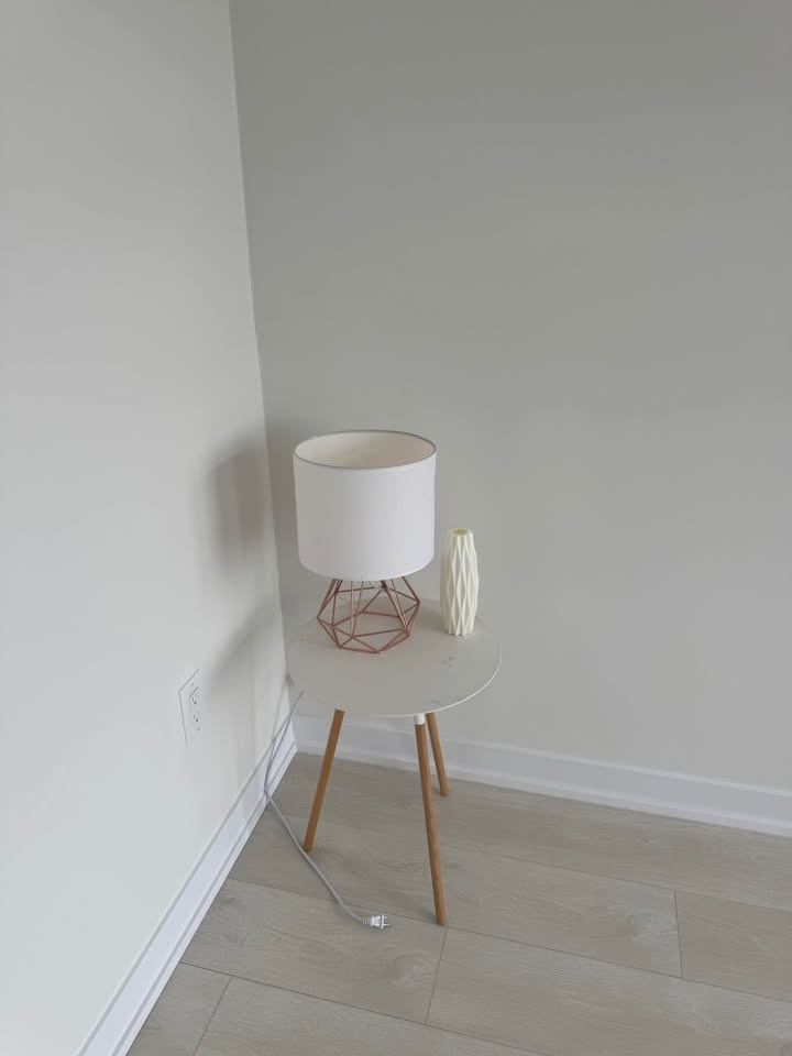 Side table and lamps - photo 4