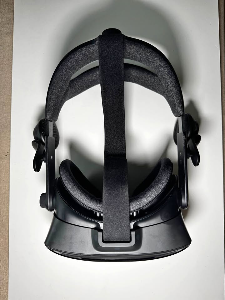 Valve Index VR Headset and Cable