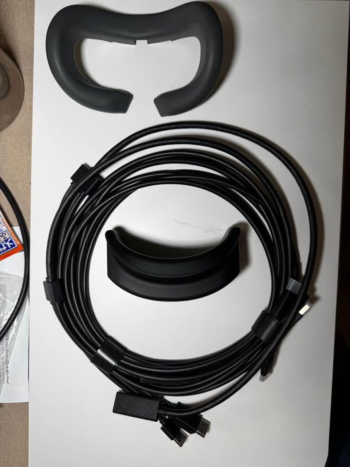 Valve Index VR Headset and Cable - photo 3