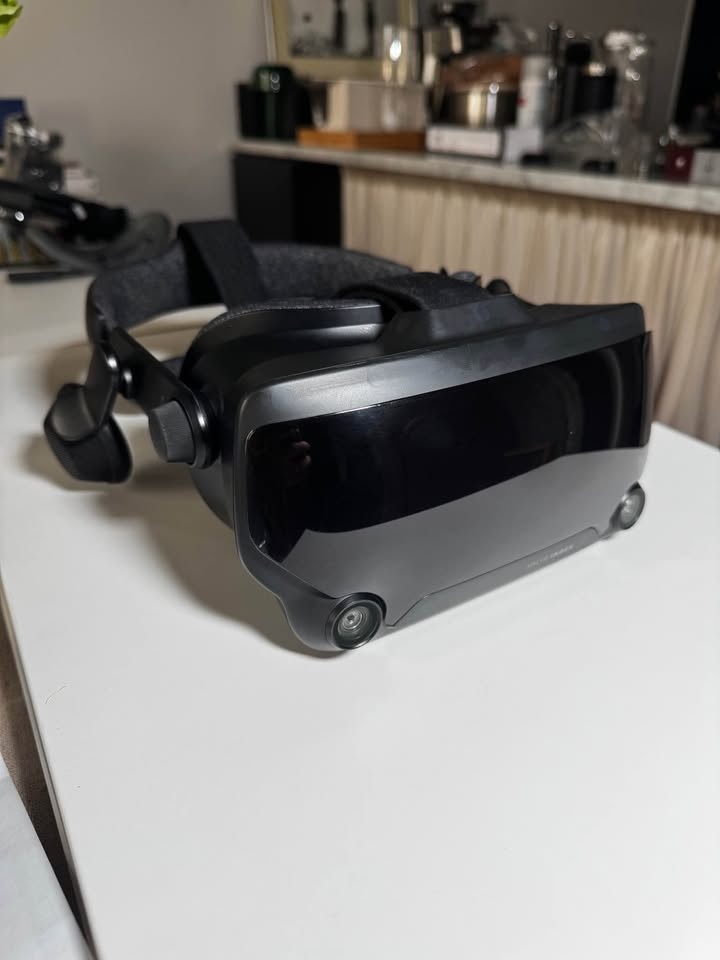 Valve Index VR Headset and Cable - photo 4