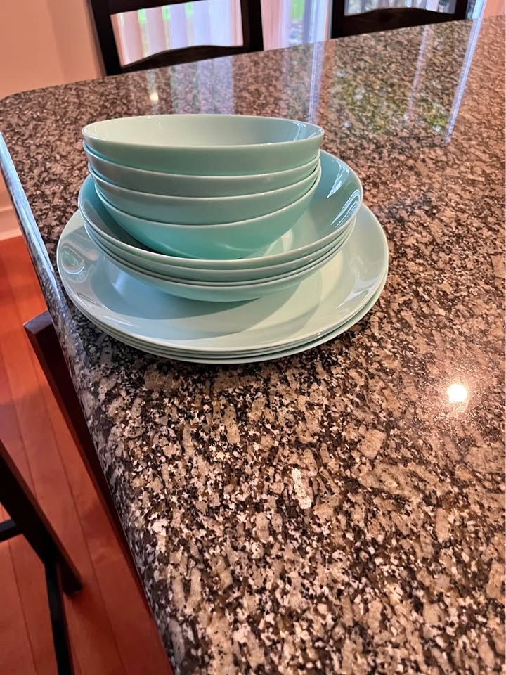 Plate set for 4( never used)