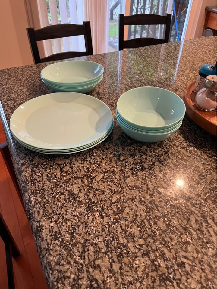 Plate set for 4( never used) - photo 2