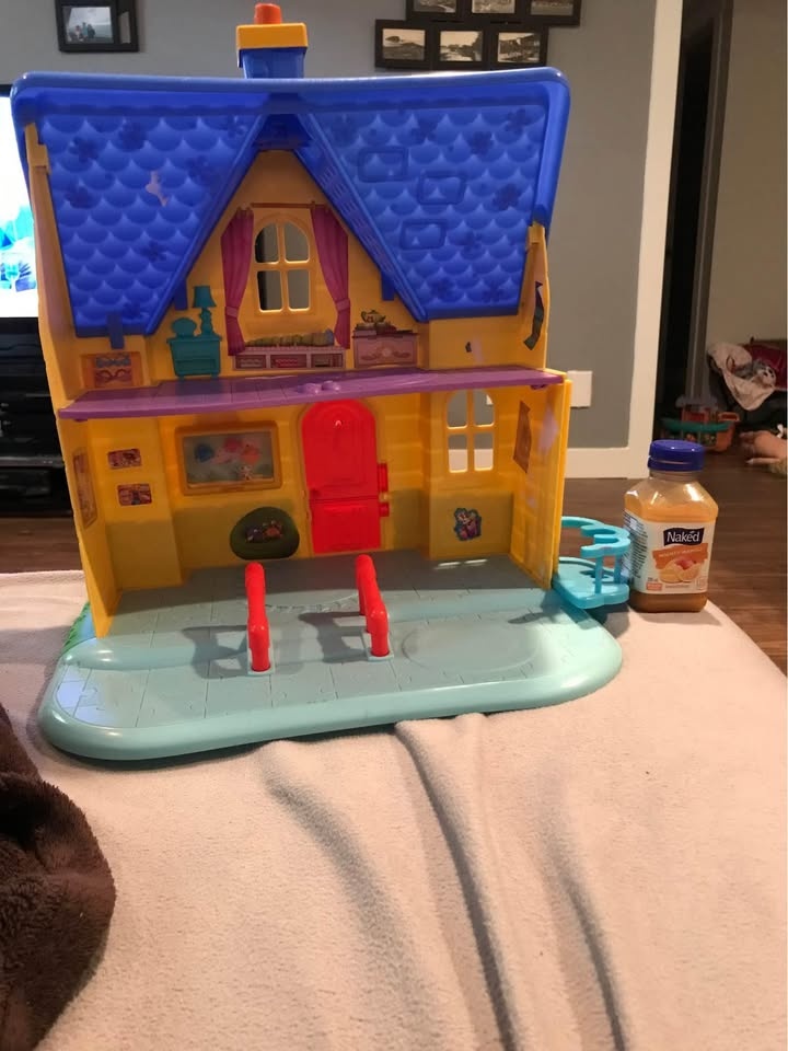 Doll house and figurines - photo 2