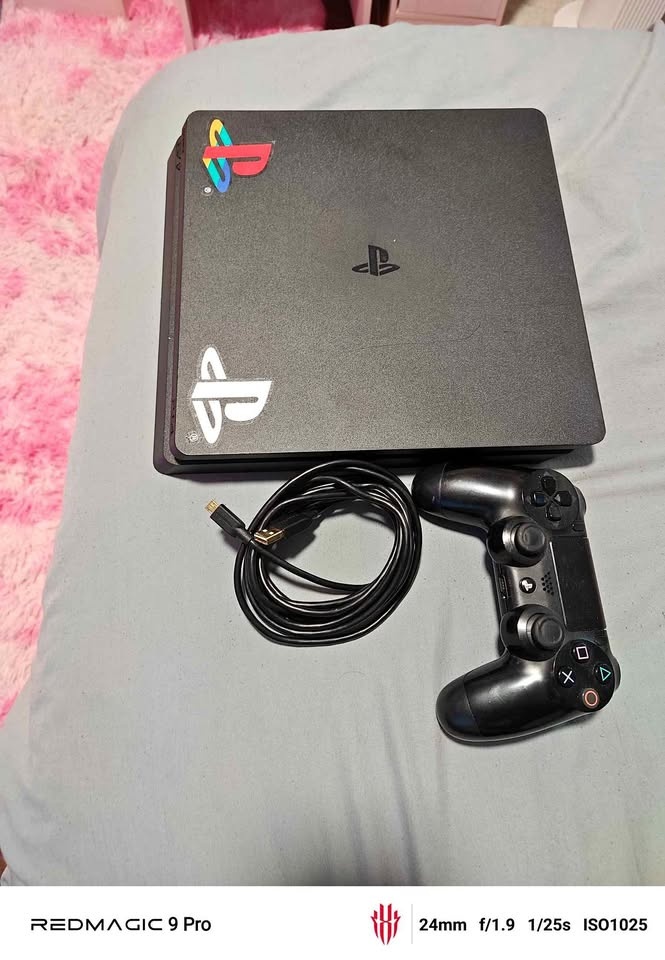 Playstation 4 Slim 1TB GOLDHEN