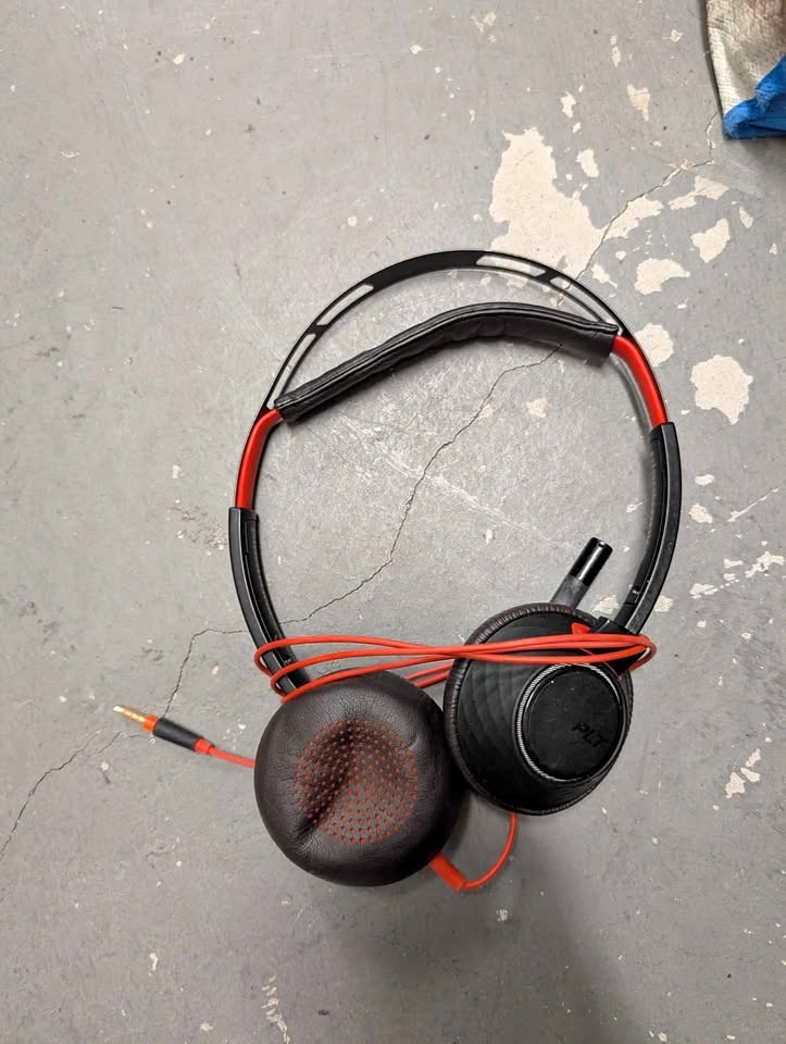 2× Plantronics Blackwire C3220 Headsets – 1 with USB-C Adapter