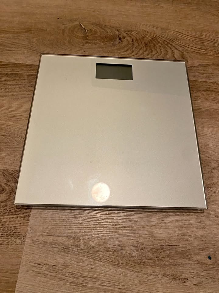 ⚖️ Digital Bathroom Scale – Sleek Glass Design