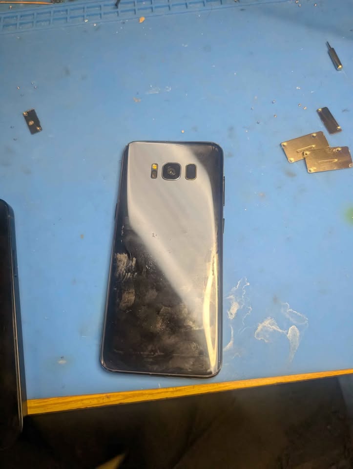 64gb Unlocked Samsung S8 - photo 2