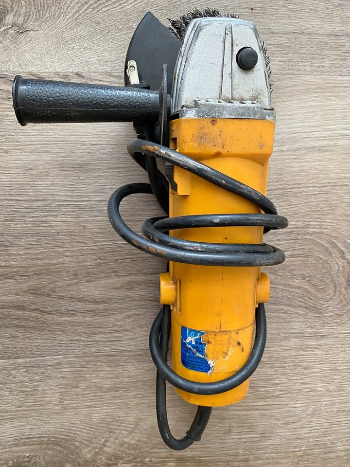 DeWalt Heavy-Duty Angle Grinder – Corded