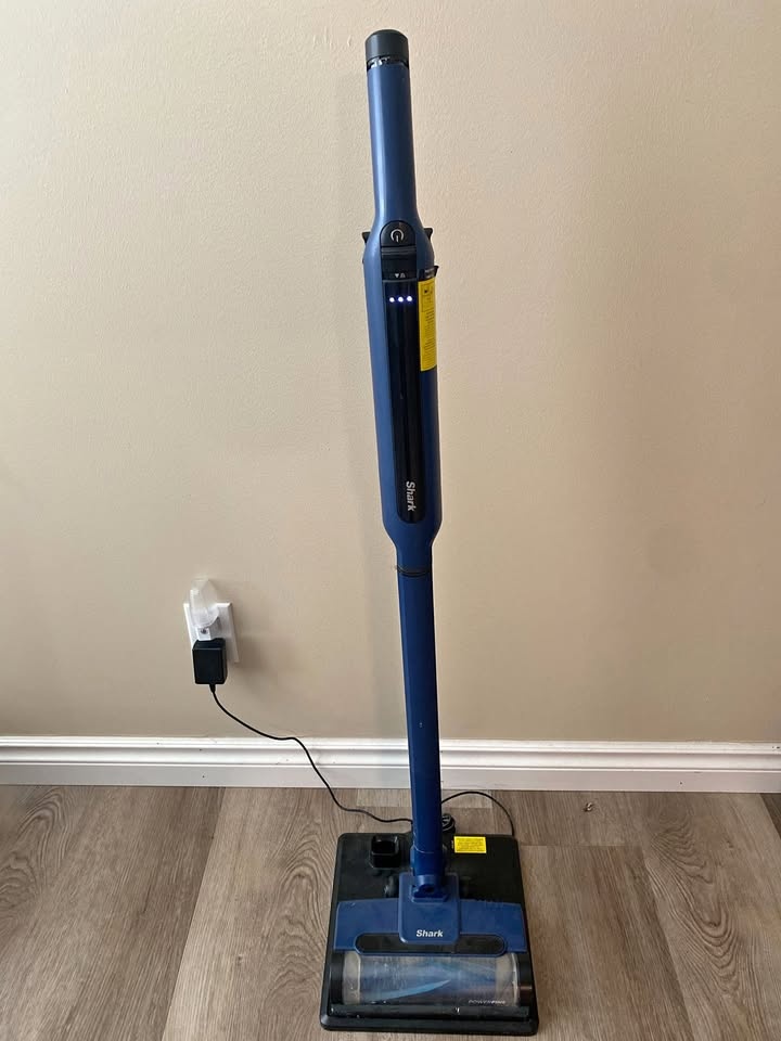 🌀 Shark Cordless Stick Vacuum – Excellent Condition!
