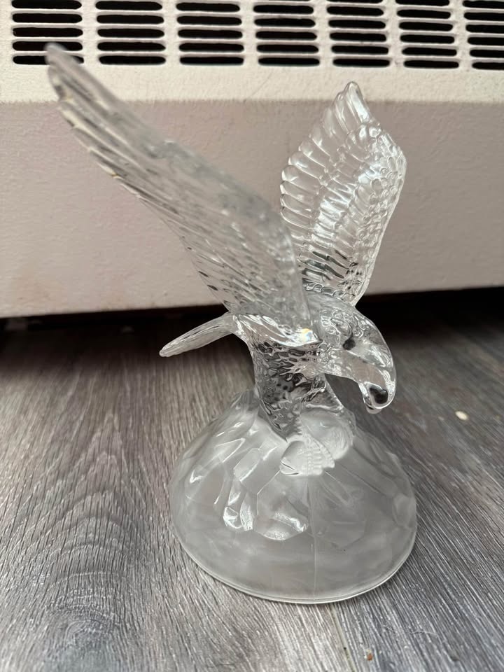 GLASS EAGLE STATUE - photo 2