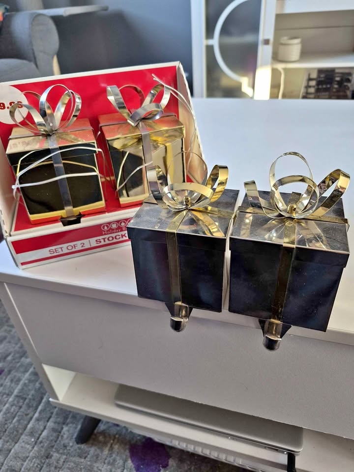 4 stocking hangers