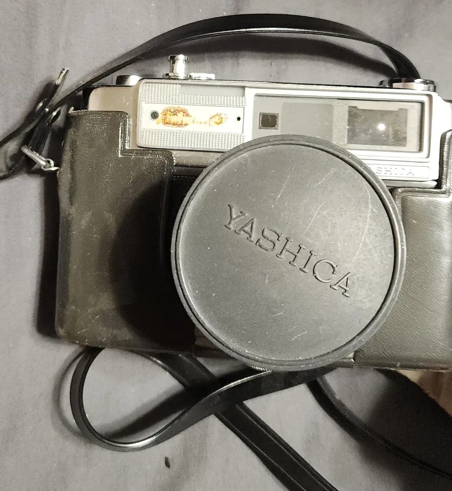 Yashica Electro 35, a classic 35 mm rangefinder film camera made - photo 2