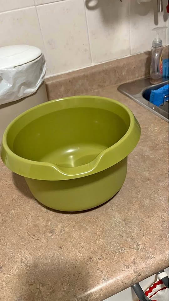 mixing bowl with splashguard cover