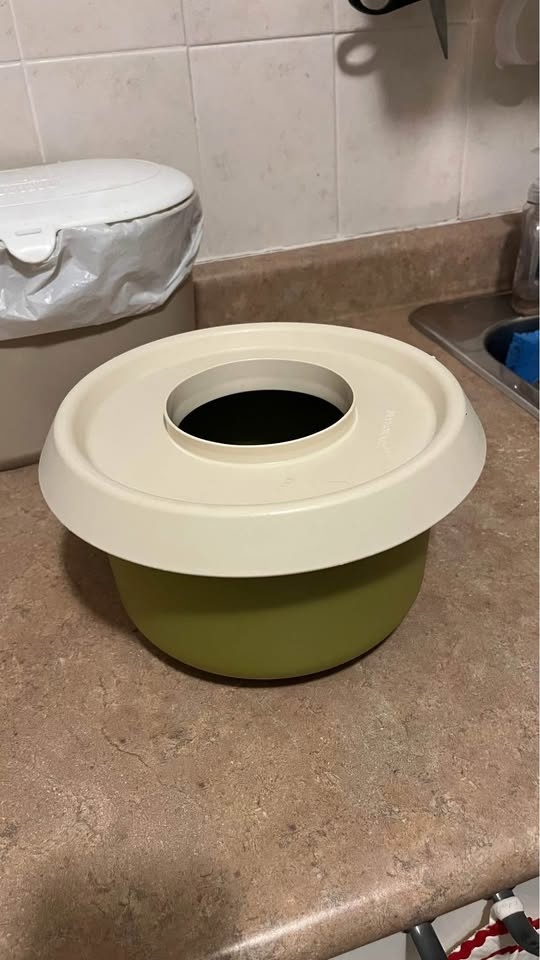 mixing bowl with splashguard cover - photo 2