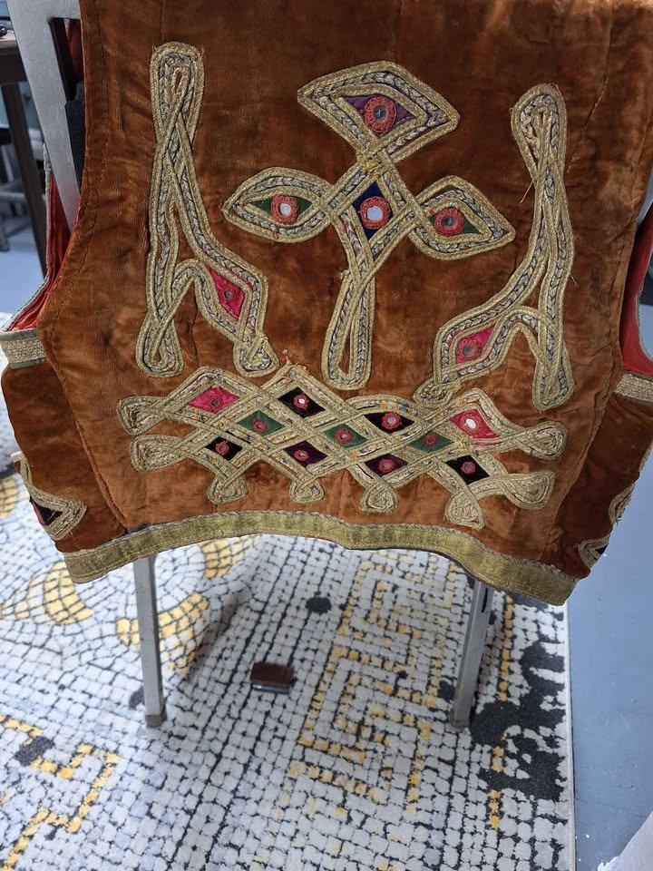 Pakistani Embroidered Velvet Vest - photo 2