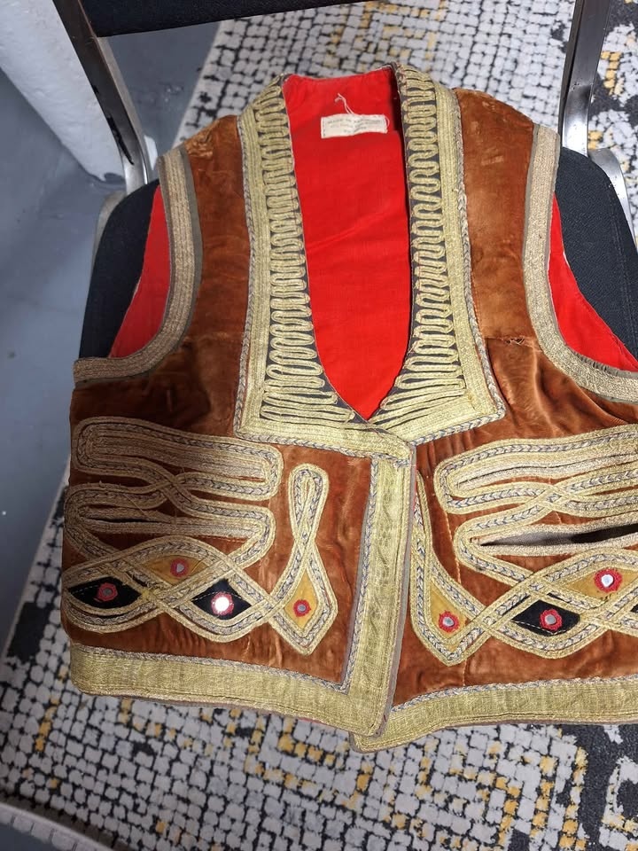 Pakistani Embroidered Velvet Vest - photo 5