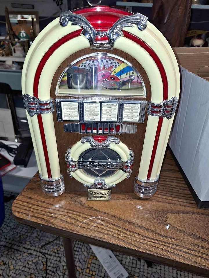 Vintage Thomas Museum Series Radio & Crosley Jukebox Radio